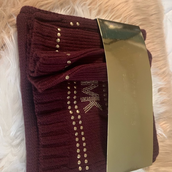 MICHAEL KORS HAT AND SCARF SET. - Picture 2 of 4
